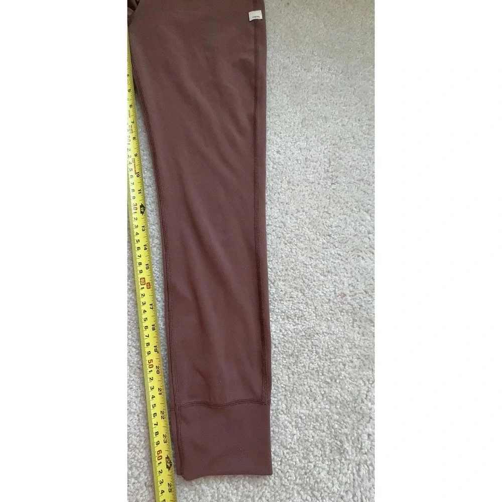 $98 Vuori Daily Leggings Size M In Rosewood - Picture 11 of 11